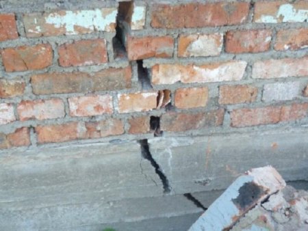 Разрушение фундамента из-за плохого армирования бетона