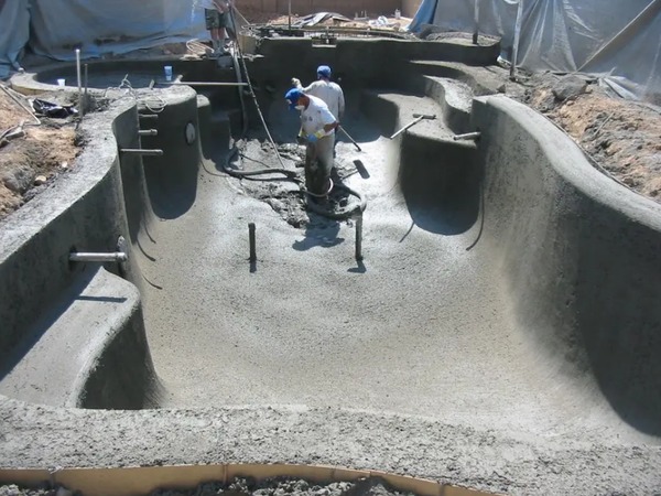 Торкрет бетона для заливки основания бассейна