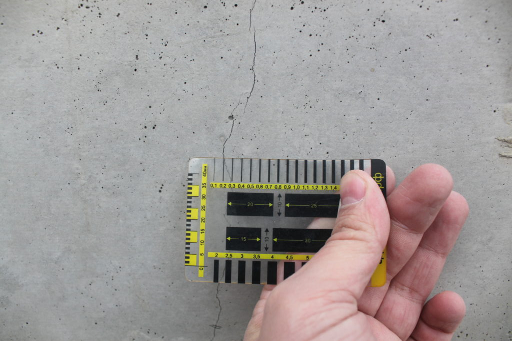 Измерение ширины раскрытия трещин в бетоне